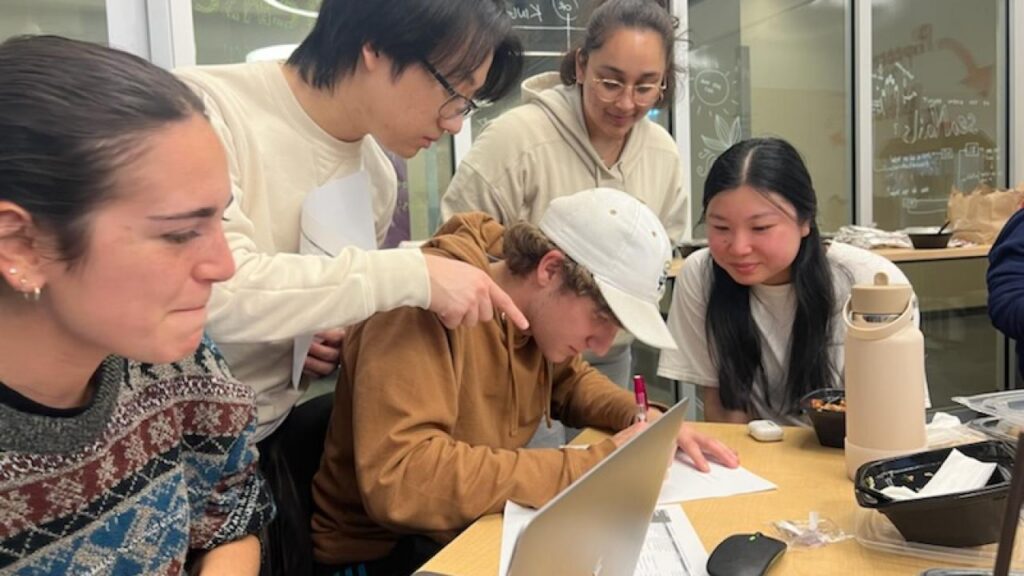 The 2022 fall quarter Biomedical Engineering cohort work together at a meeting. Photo courtesy of Deesha Patel.
